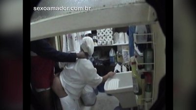 Motoboy uprawia seks ze sprzątaczką w restauracji pomiędzy dostawami